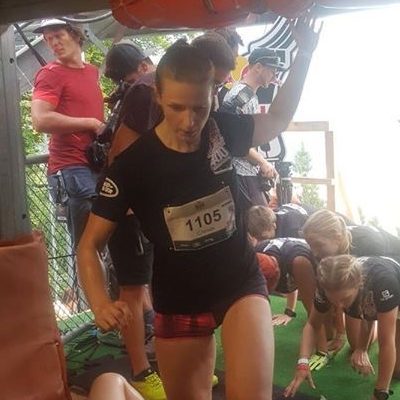 Christa in sportkleding die bovenkomt bij een skischans met de Red Bull 400. 