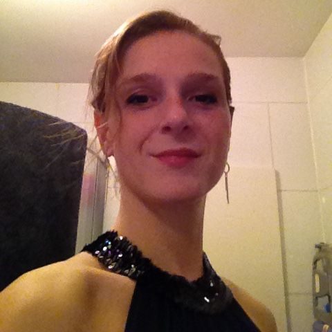 Christa met een elegante outfit en een zelfverzekerde glimlach.